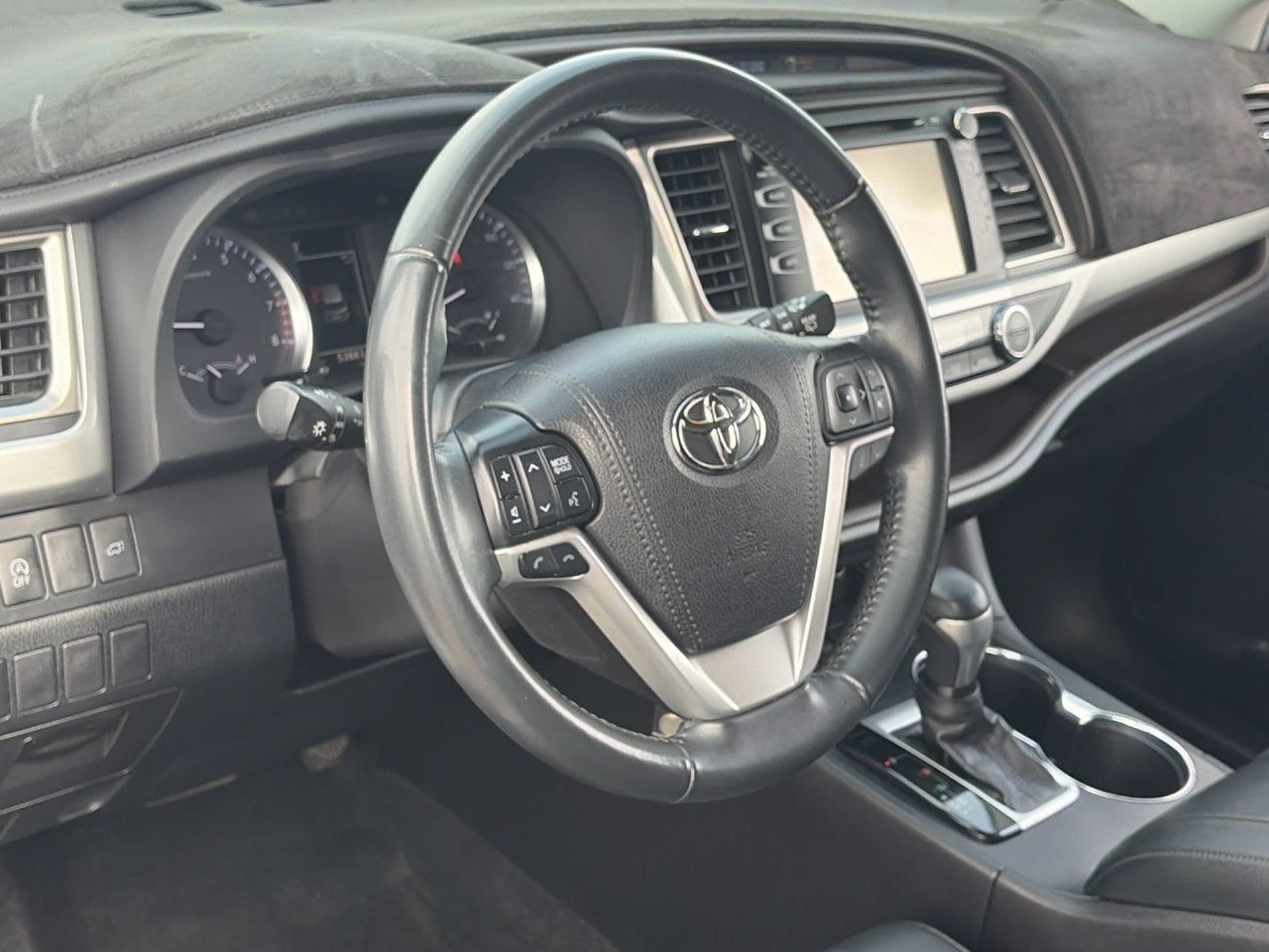 Used 2019 Toyota Highlander Plus FWD image 17