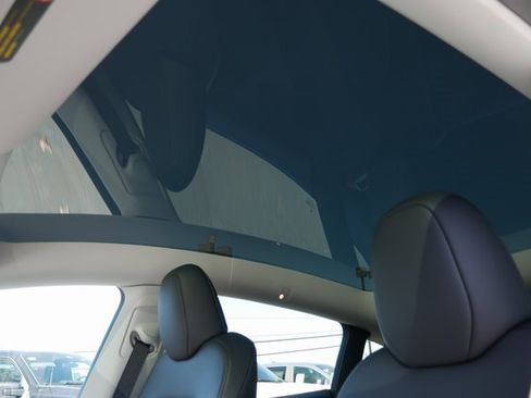 Used 2025 Tesla Model Y Long Range image 3