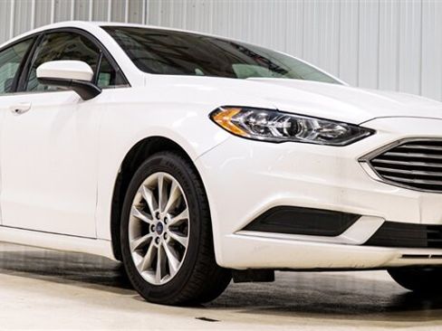 Used 2017 Ford Fusion SE FWD image 1