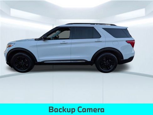 Used 2021 Ford Explorer XLT image 2