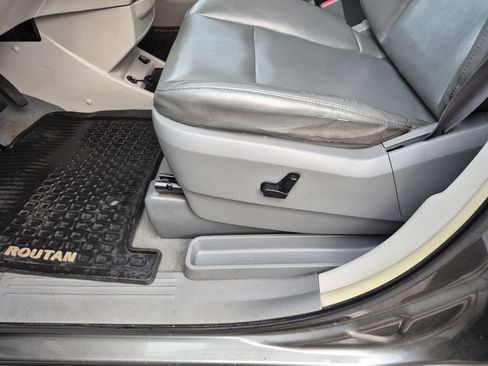 Used 2010 Volkswagen Routan SE FWD image 11