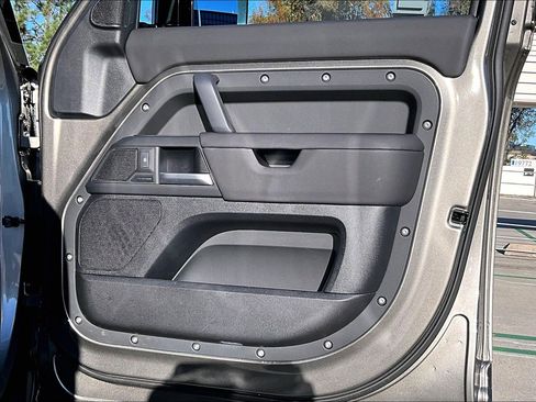 Used 2025 Land Rover Defender 110 S image 28