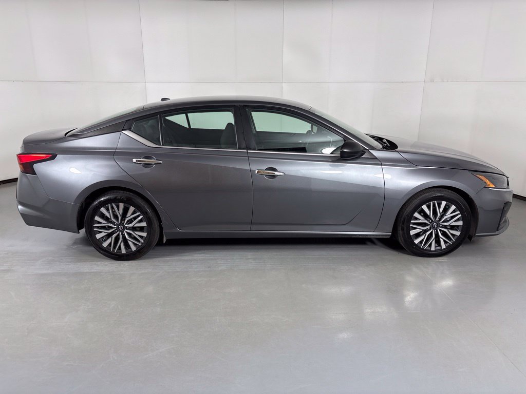 Used 2024 Nissan Altima 2.5 SV FWD image 9