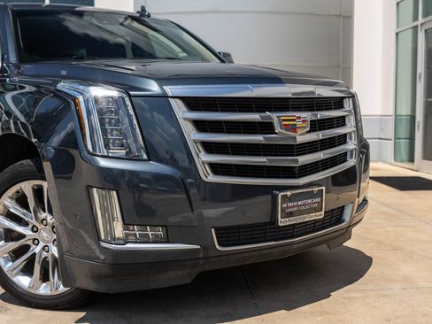 Used 2019 Cadillac Escalade Luxury AWD/4WD image 3