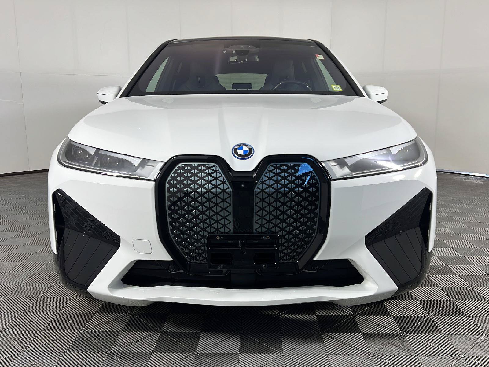 Used 2024 BMW iX xDrive50 w/ Premium Package AWD/4WD image 13