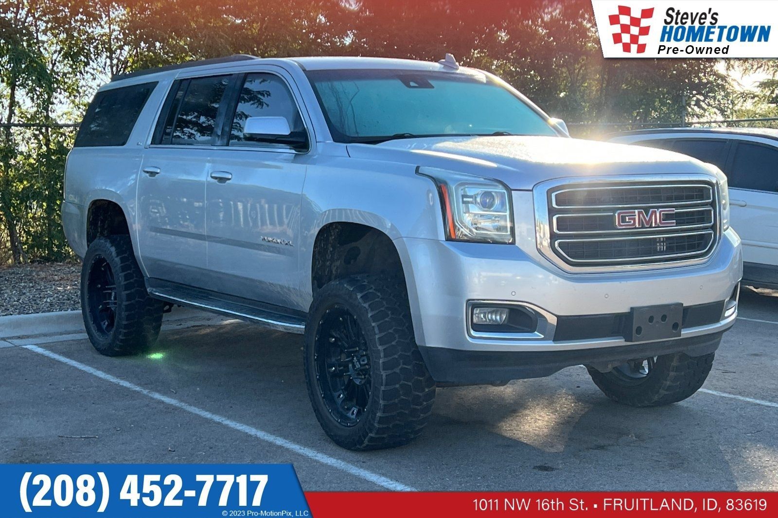 Used 2017 GMC Yukon XL SLT AWD/4WD image 1