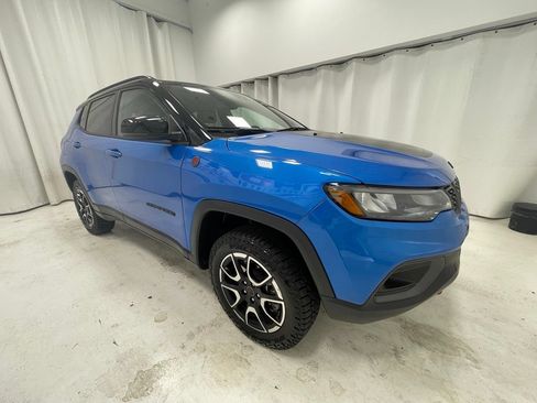 Used 2025 Jeep Compass Trailhawk AWD/4WD image 3