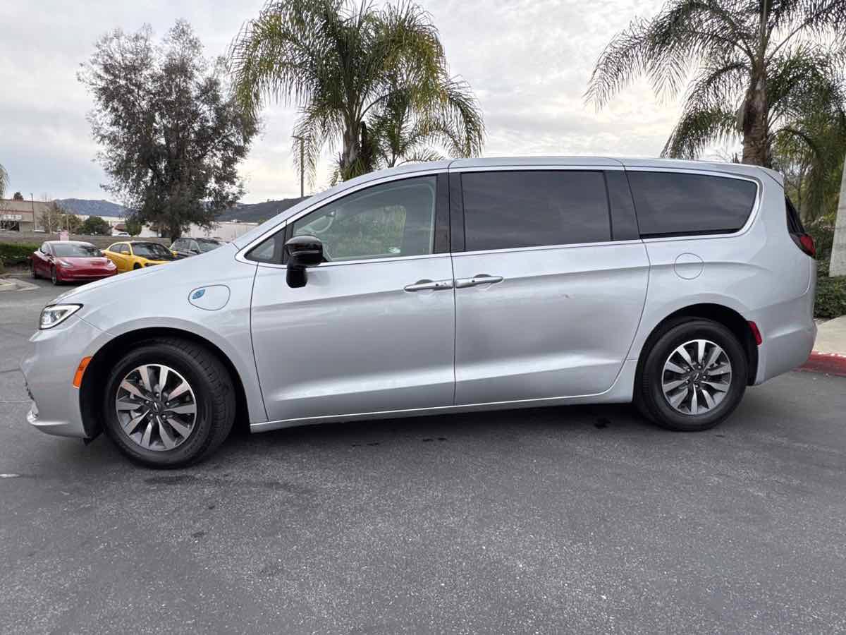 Used 2024 Chrysler Pacifica Limited FWD image 17