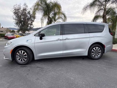 Used 2024 Chrysler Pacifica Select image 17