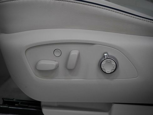 Used 2025 Buick Enclave Avenir image 32