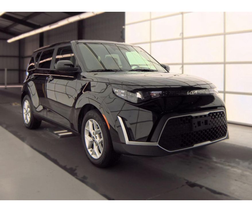 Used 2025 Kia Soul LX w/ LX Technology Package FWD image 4