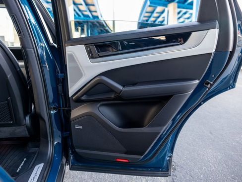 Certified 2025 Porsche Cayenne Coupe image 47