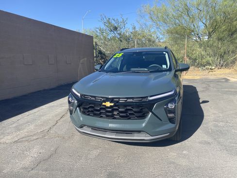 Used 2025 Chevrolet Trax LT FWD image 6