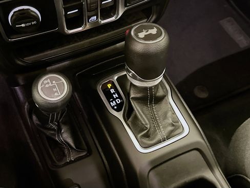 Used 2025 Jeep Wrangler Sahara image 24