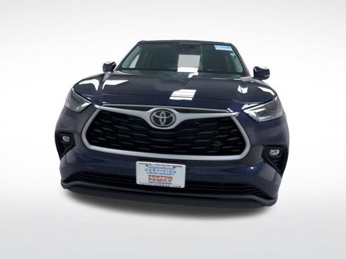 Used 2023 Toyota Highlander LE FWD image 3