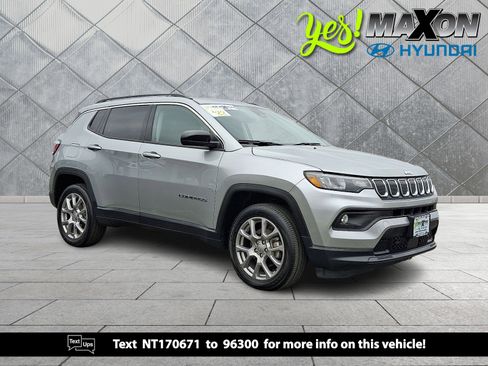 Used 2022 Jeep Compass Latitude image 1