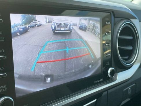 Used 2020 Toyota Tacoma SR5 AWD/4WD image 14