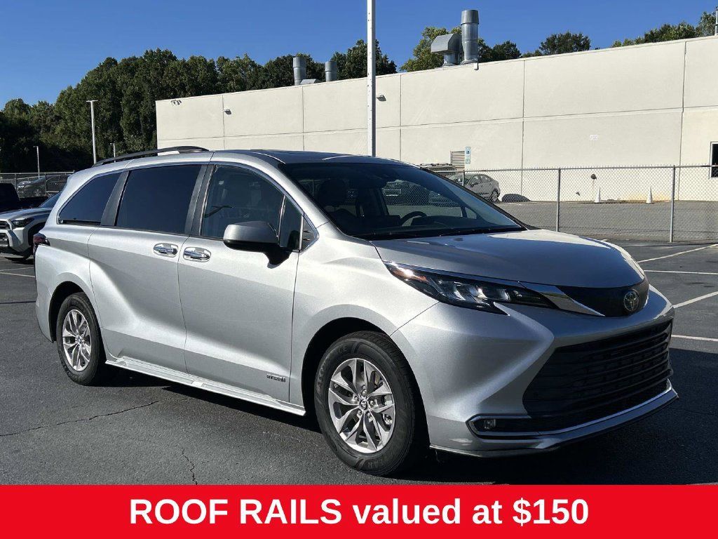Used 2021 Toyota Sienna XLE FWD image 1