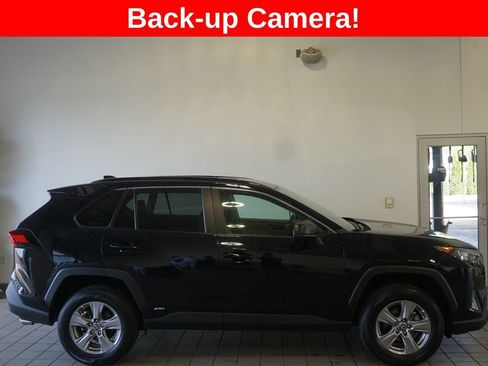 Used 2022 Toyota RAV4 LE AWD/4WD image 2