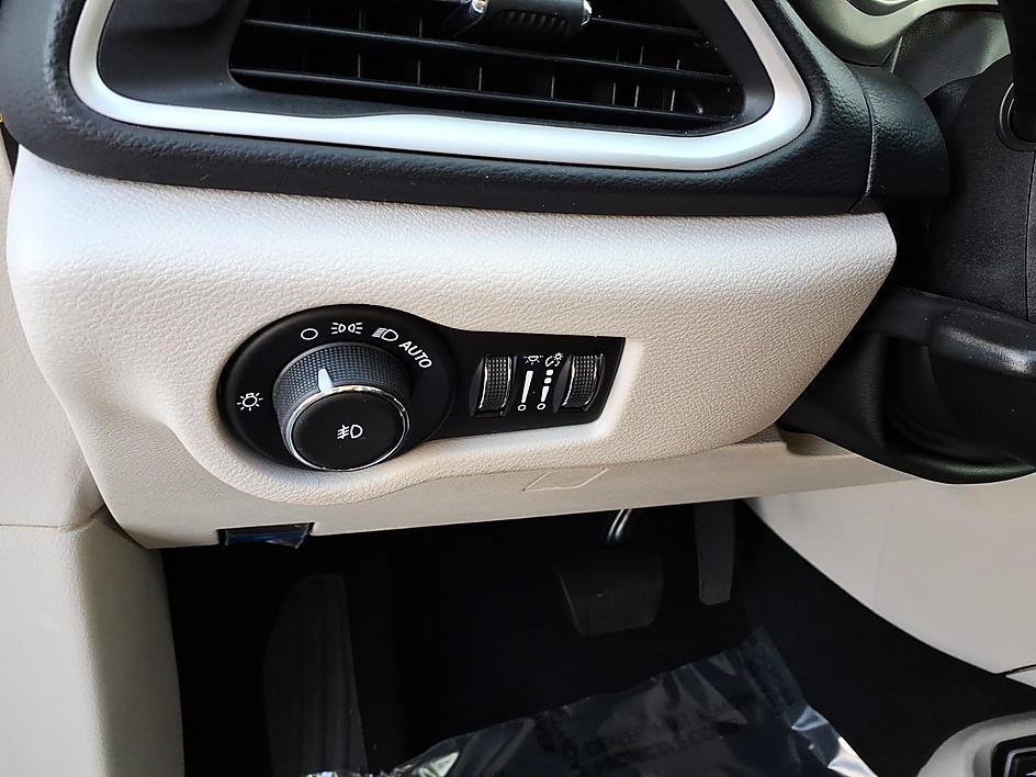 Used 2023 Chrysler Pacifica Touring-L FWD image 13