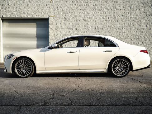 Used 2022 Mercedes-Benz S 500 4MATIC w/ AMG Line Package image 9