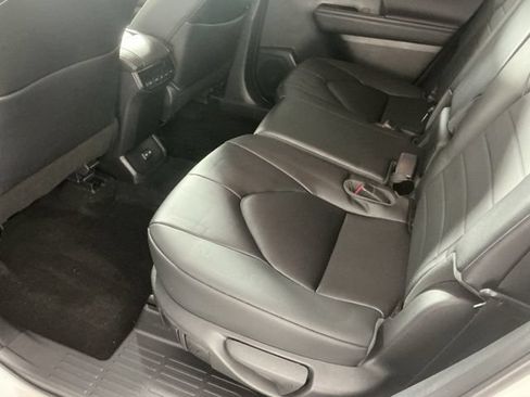 Used 2023 Toyota Highlander XLE AWD/4WD image 10