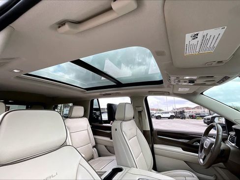 Used 2021 GMC Yukon Denali w/ Denali Premium Package image 14