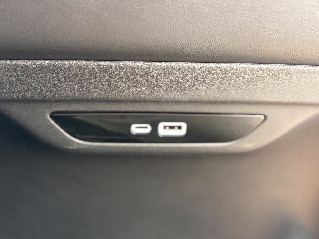 Used 2025 Chrysler Pacifica Limited FWD image 35