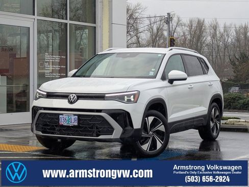 Used 2025 Volkswagen Taos SE image 1