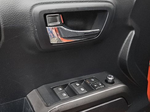 Used 2018 Toyota Tacoma TRD Sport w/ Technology Package RWD image 27
