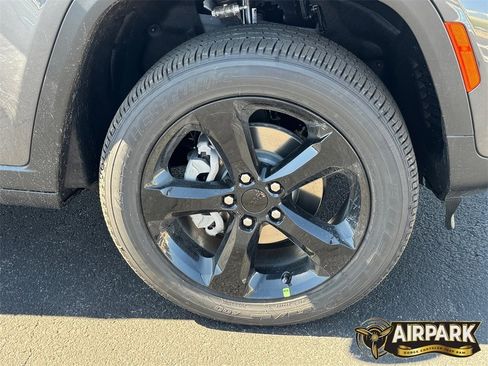 New 2025 Jeep Grand Cherokee Laredo image 10