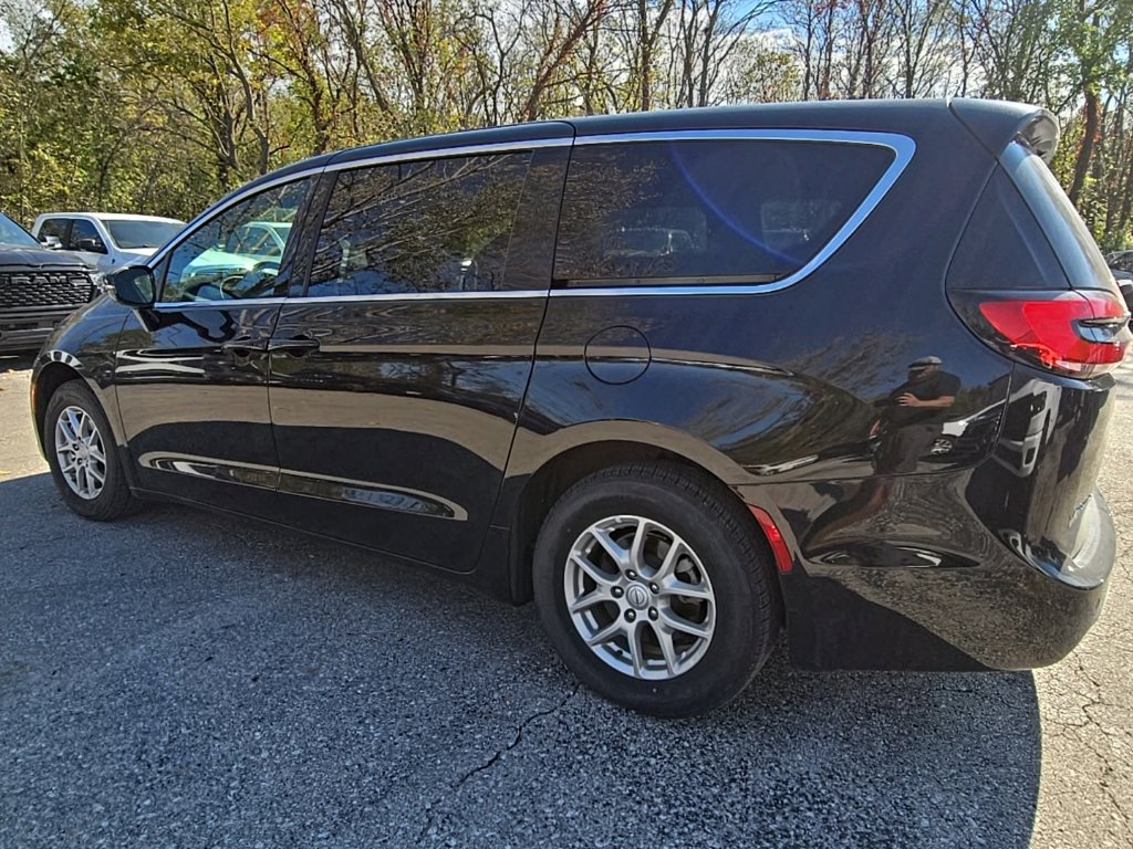Used 2025 Chrysler Pacifica Select FWD image 4