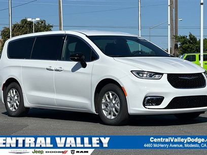 New 2025 Chrysler Pacifica Select