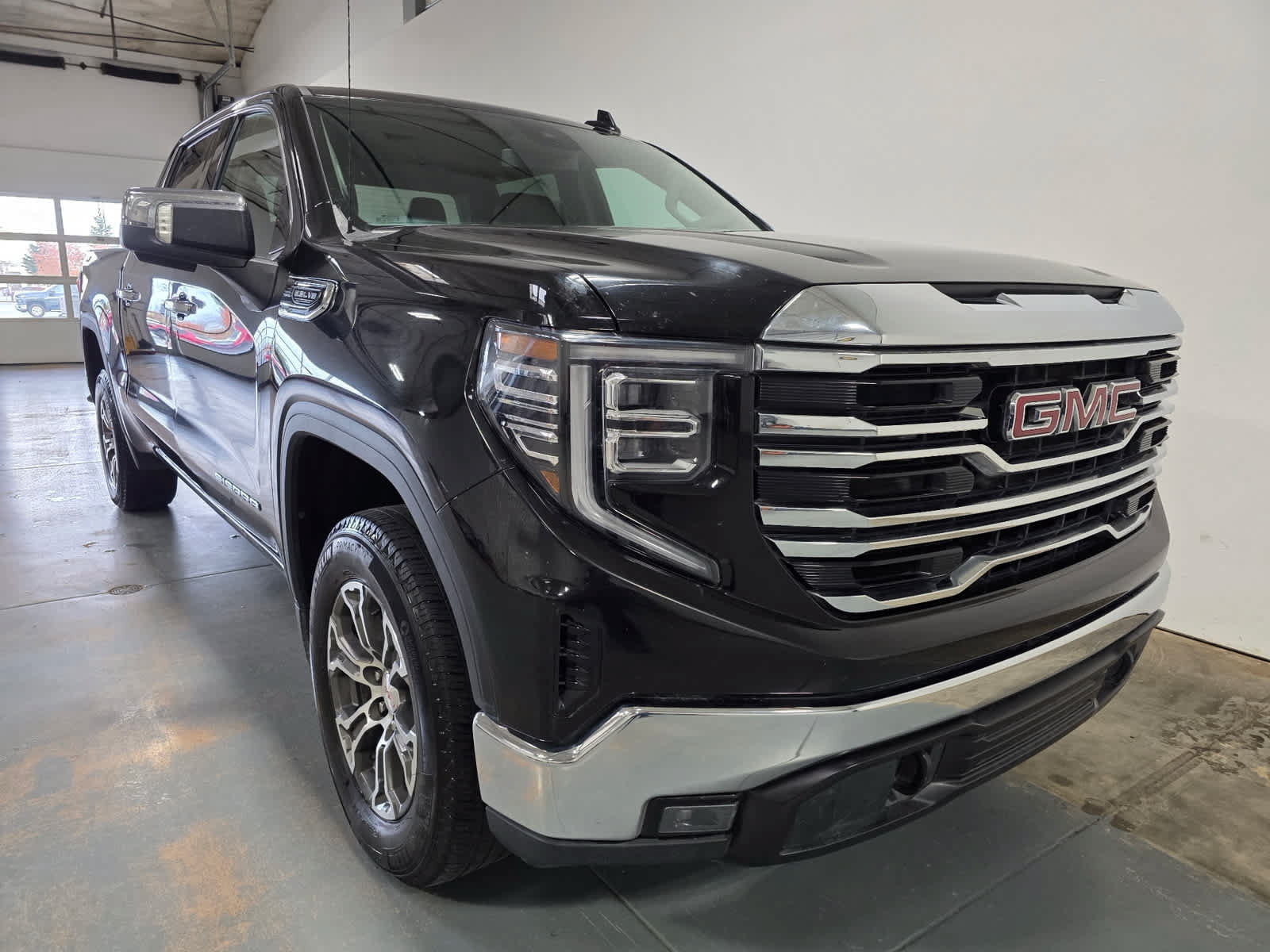 Used 2025 GMC Sierra 1500 SLT AWD/4WD image 7