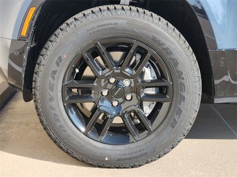 New 2026 Land Rover Defender 110 X-Dynamic SE image 7