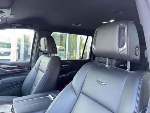 Used 2024 Cadillac Escalade ESV Luxury image 9