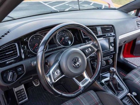 Used 2019 Volkswagen Golf 4-Door image 2