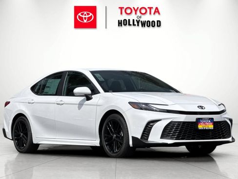 New 2026 Toyota Camry SE FWD image 1