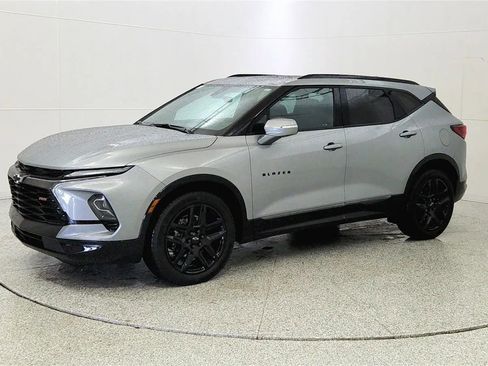 Used 2023 Chevrolet Blazer RS w/ Driver Confidence II Package FWD image 3