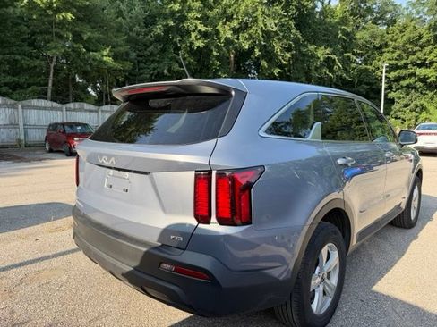Certified 2023 Kia Sorento LX AWD/4WD image 3