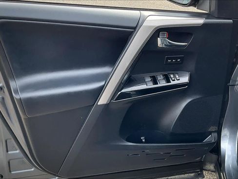 Used 2018 Toyota RAV4 Limited image 21
