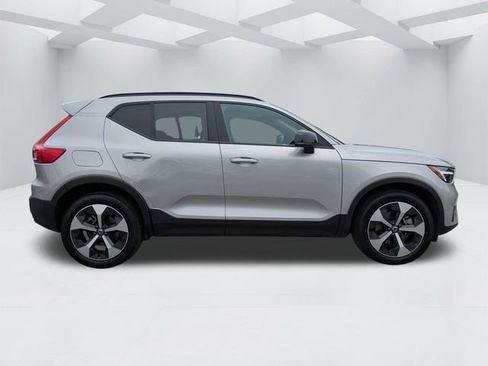Used 2025 Volvo XC40 B5 Plus AWD/4WD image 3