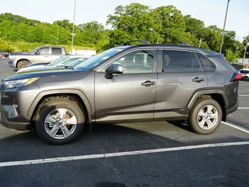 Used 2025 Toyota RAV4 XLE AWD/4WD image 4