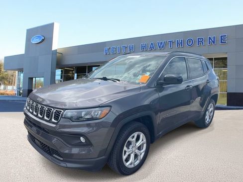 Used 2024 Jeep Compass Latitude AWD/4WD image 4