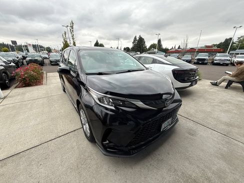 Certified 2021 Toyota Sienna XSE w/ XSE Plus Package AWD/4WD image 3