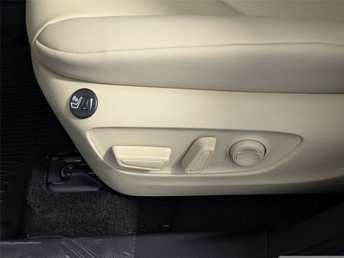 Used 2025 Toyota Highlander XLE FWD image 12