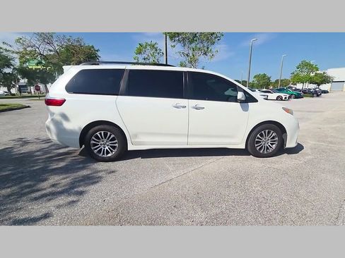 Used 2020 Toyota Sienna XLE FWD image 2