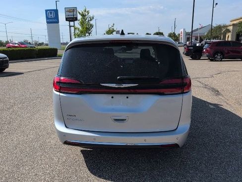 Used 2024 Chrysler Pacifica Touring-L FWD image 16