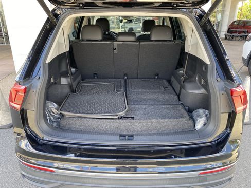 Used 2022 Volkswagen Tiguan SE w/ Panoramic Sunroof Package FWD image 17