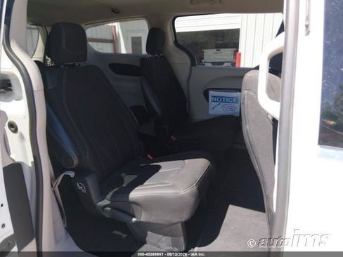 Used 2022 Chrysler Voyager LX FWD image 6
